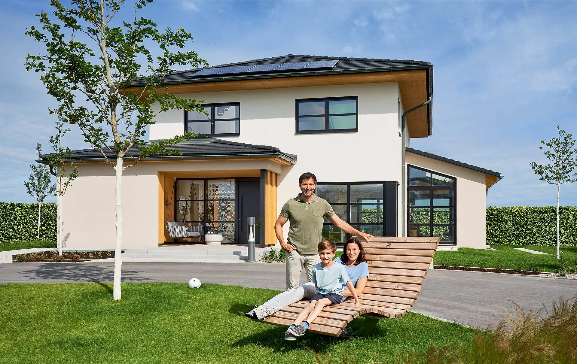Der Fertighausbau schafft mit Planbarkeit, Flexibilität und voll ausgestatteten Musterhäusern ideale Baubedingen für Familien. Foto: BDF / WeberHaus