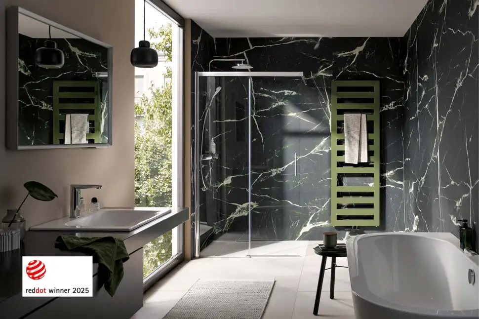 Der Designheizkörper Semprio ist ausgezeichnet mit dem Qualitätssiegel für gute Gestaltung, dem „Red Dot Award: Product Design 2025“. Hier abgebildet in einer farblichen Sonderausführung. Foto: HSK Duschkabinenbau KG