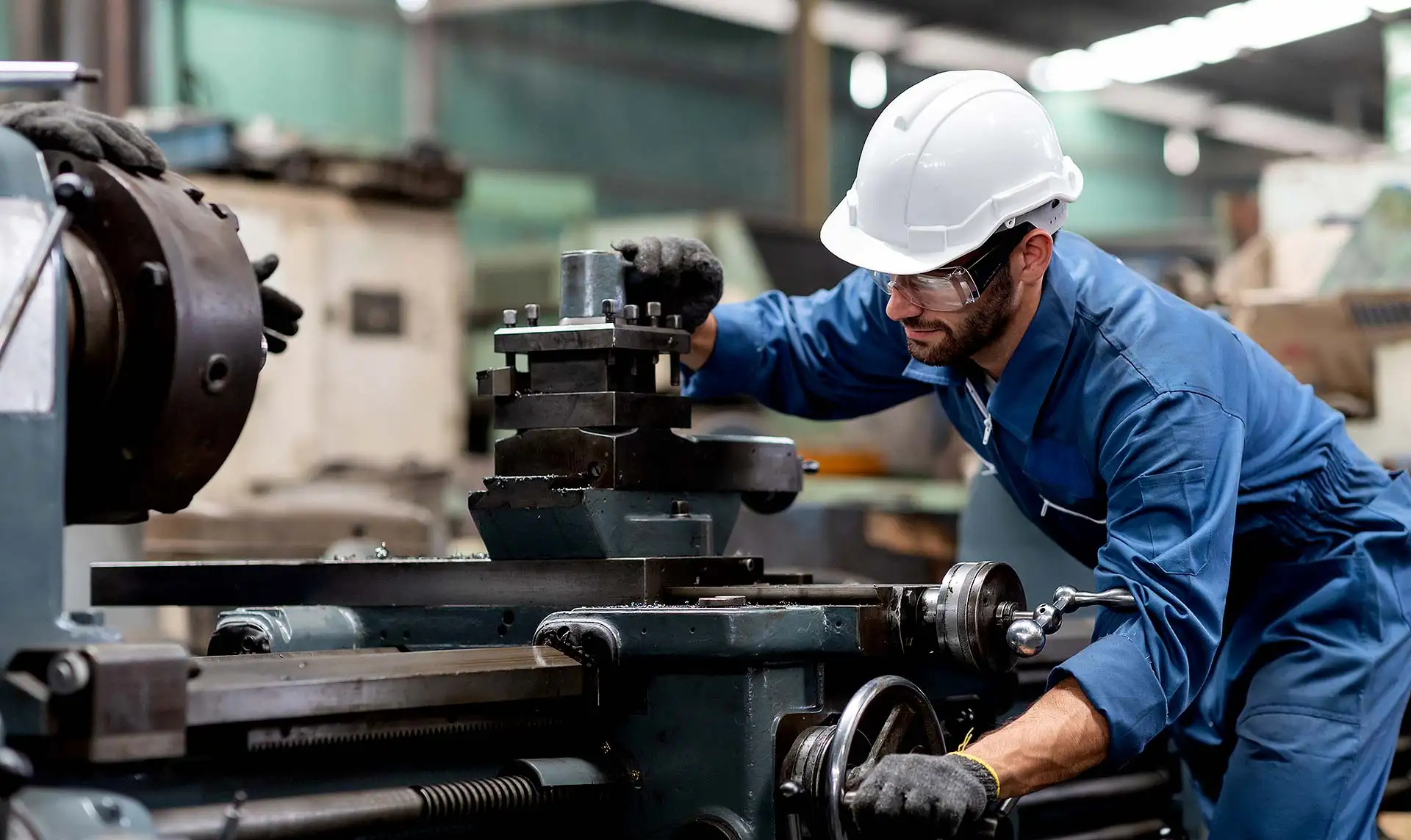 Leistungsstarke Drehmaschinen gebraucht günstig kaufen. Foto: Amorn Suriyan / iStock.com