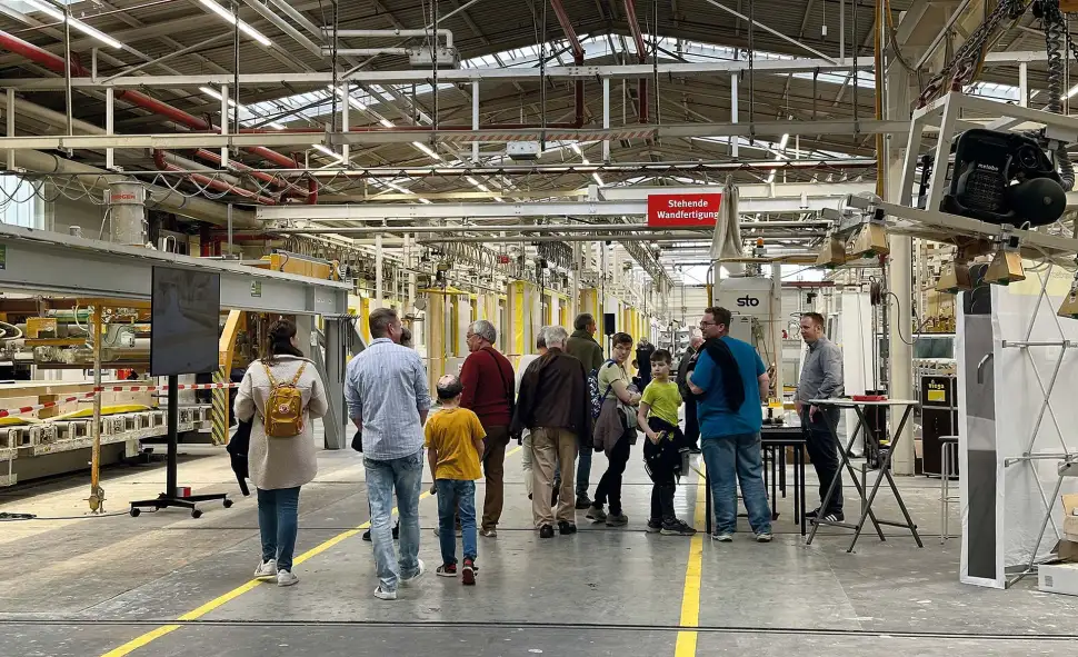 In der Produktion von WeberHaus erleben Besucher moderne Fertigungstechnik, Robotik und echtes Handwerk aus nächster Nähe.. Foto: WeberHaus