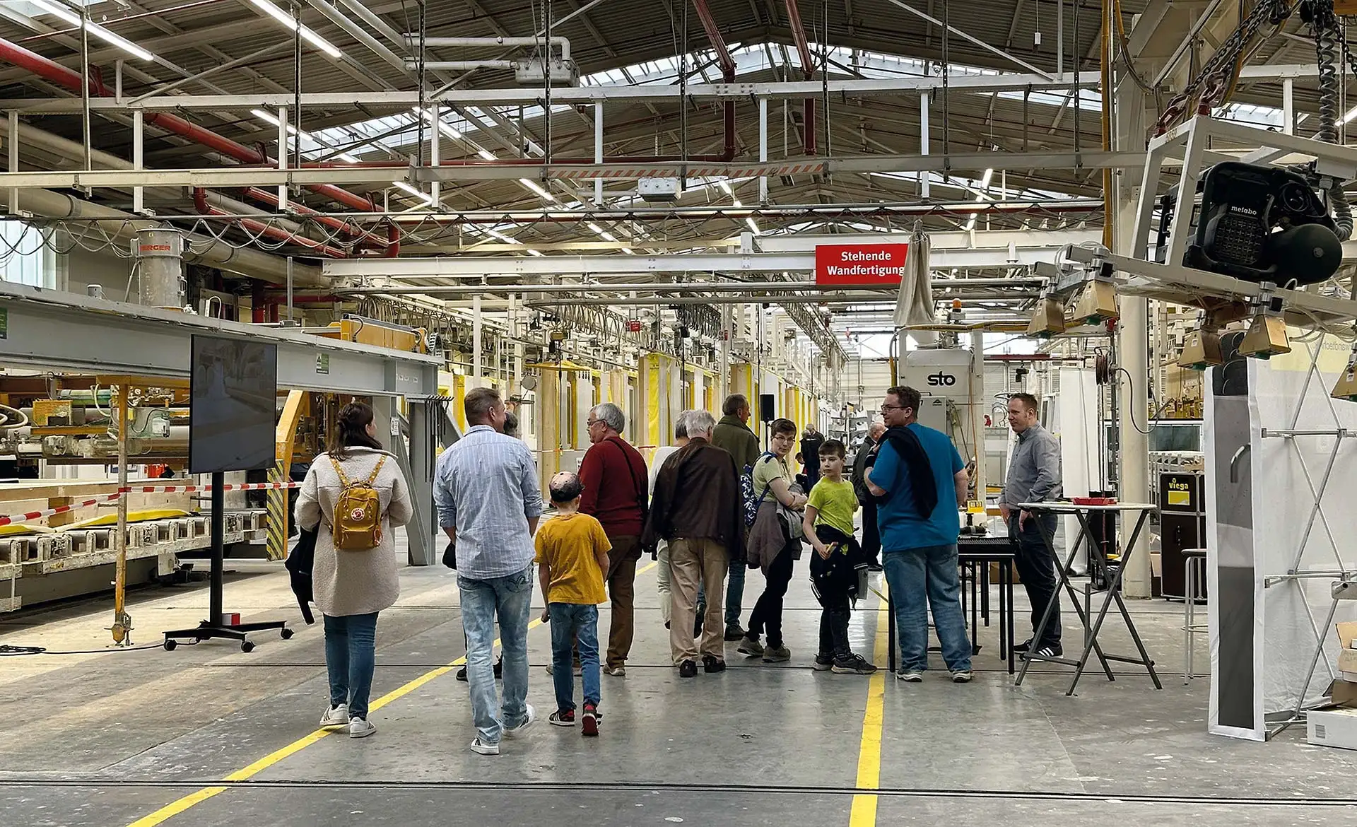 In der Produktion von WeberHaus erleben Besucher moderne Fertigungstechnik, Robotik und echtes Handwerk aus nächster Nähe.. Foto: WeberHaus