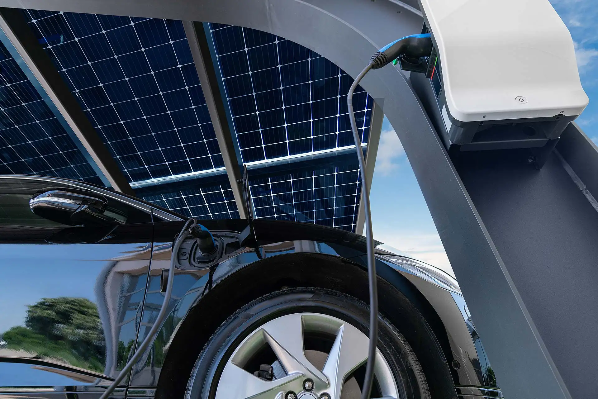 Photovoltaik trifft Wallbox: Eigenverbrauch optimieren mit intelligentem Energiemanagement. Foto: Scharfsinn86 / iStock.com