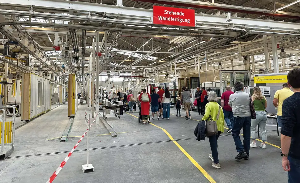Bauen hautnah: In der Produktion konnten Besucher die Fertigung live miterleben – inklusive neuer Robotik-Technik. Foto: WeberHaus