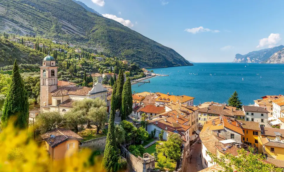 Wohnen in Italien: Der unvergleichliche Charme von Immobilien mit Seeblick. Foto: radial_m / iStock.com