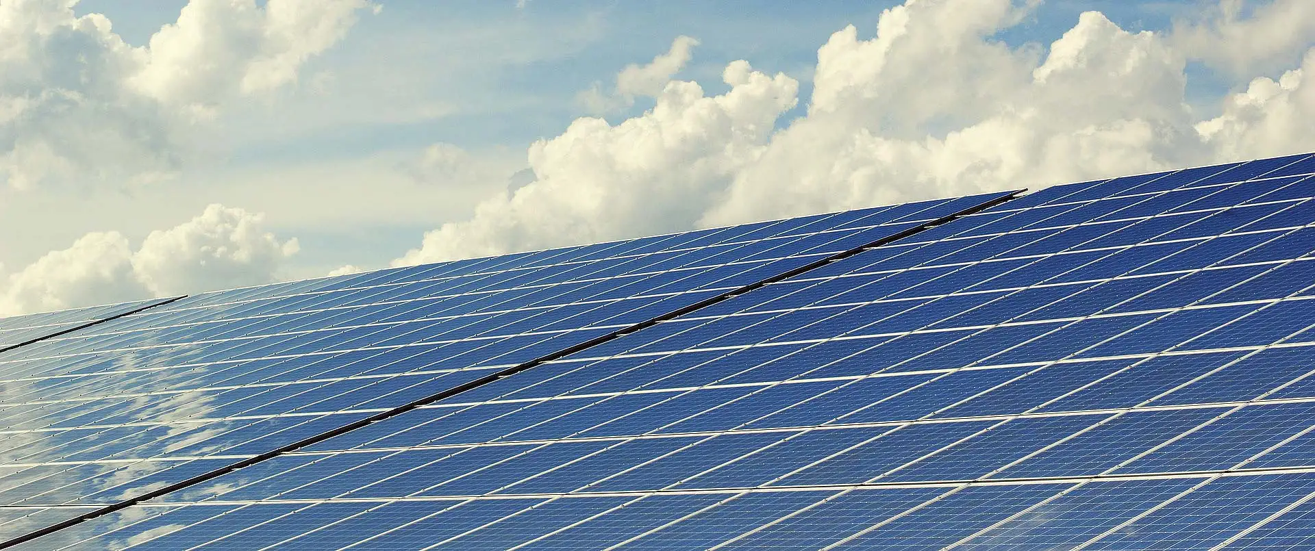 Solarstromanlagen werden in diesem Jahr voraussichtlich privaten und industriellen Verbrauchern mehr Strom zur Verfügung stellen als heimische Braunkohlekraftwerke. Europaweit wurde bereits 2024 mehr Solarstrom produziert als in Stein- und Braunkohlekraftwerken zusammen. Foto: Pixabay.com