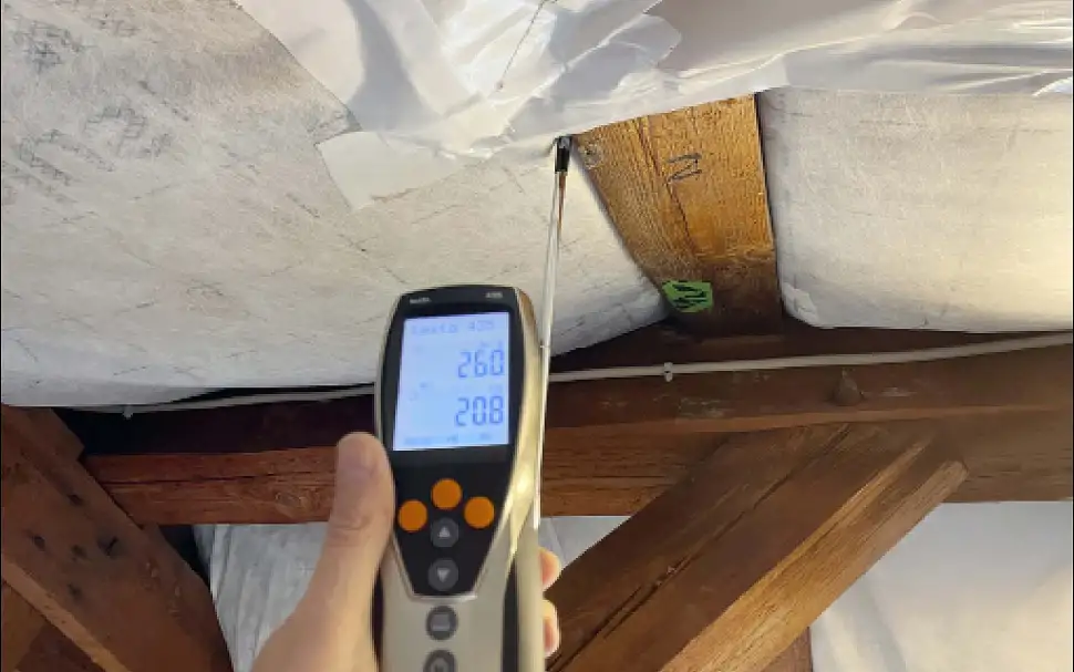 Beim baubegleitenden Blower-Door-Test helfen auch Strömungsmessgeräte dabei, Luft-Lecks aufzuspüren. Foto: FLiB e. V.