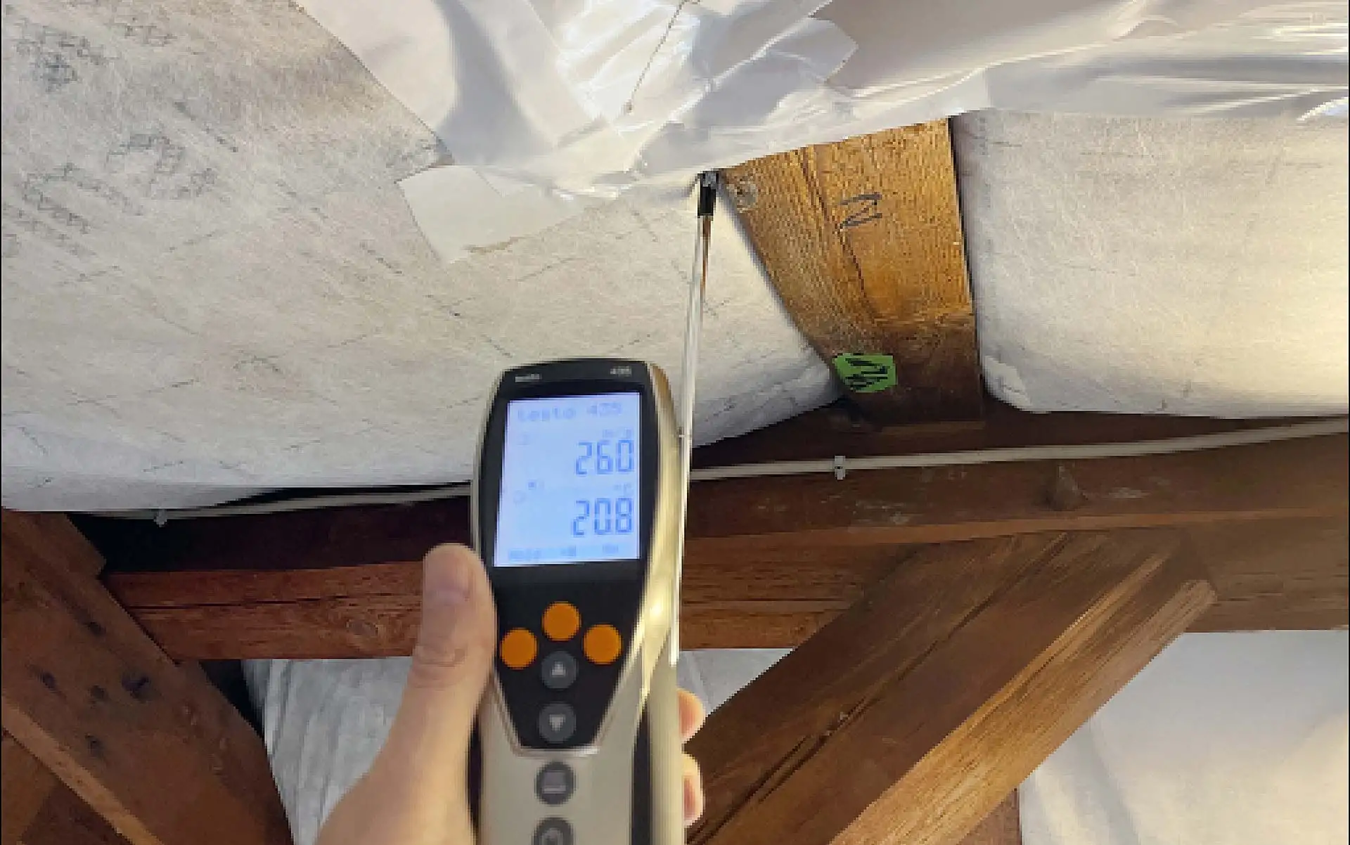 Beim baubegleitenden Blower-Door-Test helfen auch Strömungsmessgeräte dabei, Luft-Lecks aufzuspüren. Foto: FLiB e. V.