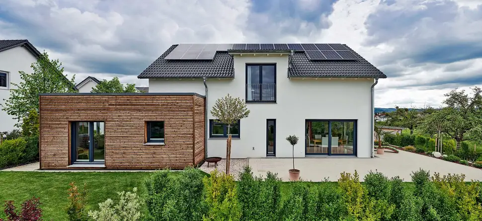 Beim Bau eines Fertighauses profitieren Bauherren von klaren Abläufen und einer umfassenden Betreuung durch erfahrene Fachleute – vom ersten Entwurf bis zur Fertigstellung. Foto: BDF / Keitel-Haus / Michael Christian Peters