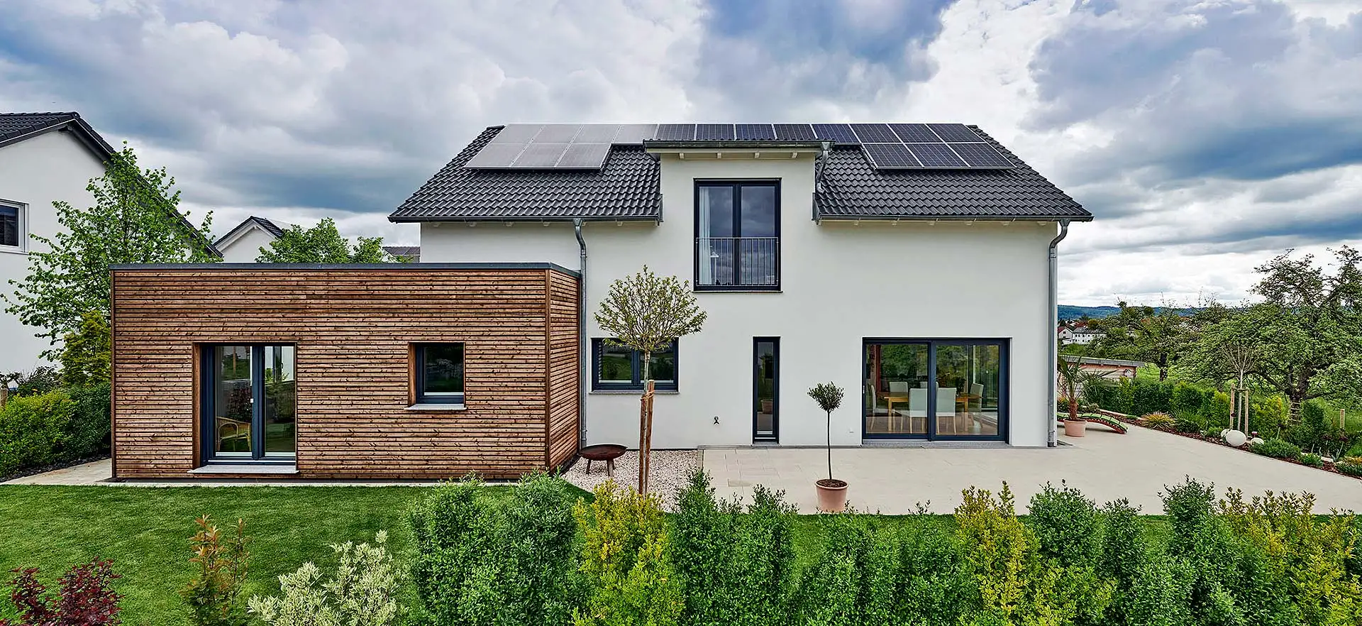 Beim Bau eines Fertighauses profitieren Bauherren von klaren Abläufen und einer umfassenden Betreuung durch erfahrene Fachleute – vom ersten Entwurf bis zur Fertigstellung. Foto: BDF / Keitel-Haus / Michael Christian Peters