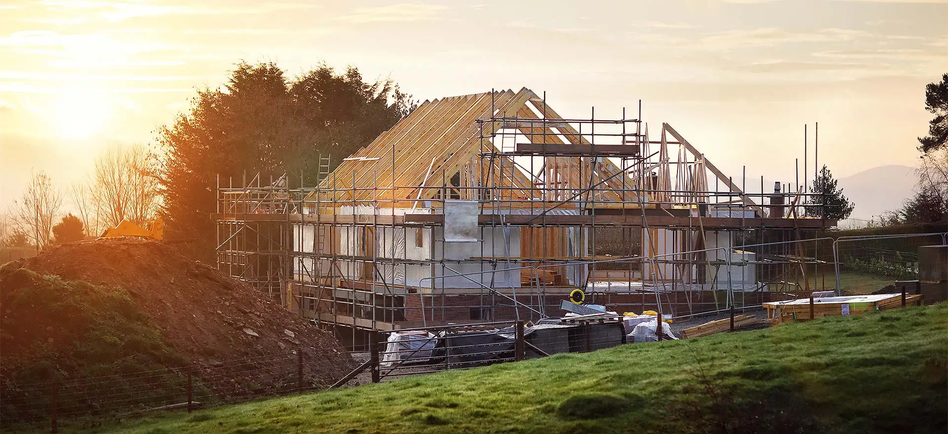 Klimaresilientes Bauen beginnt mit der Bauplanung und schützt Häuser später vor Extremwetter. (Foto: Bausparkasse Schwäbisch Hall)