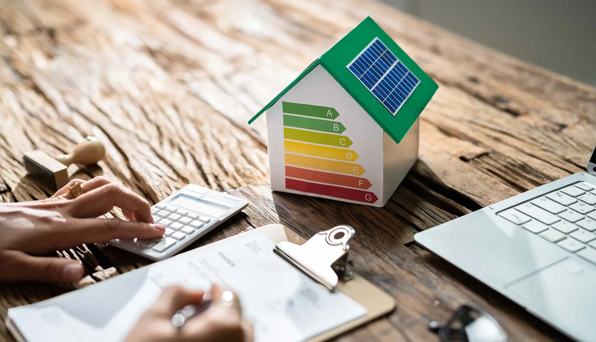 Dämmung im Hausbau: Welche Materialien sind wirklich umweltfreundlich? Foto: AndreyPopov / iStock.com