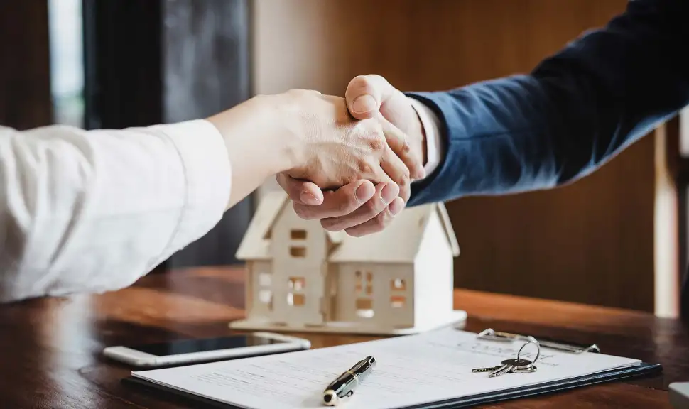Bauen oder kaufen – aber richtig: Wie man Risiken, Kosten und Zeitfaktoren realistisch einschätzt. Foto: Pattanaphong Khuankaew / iStock.com