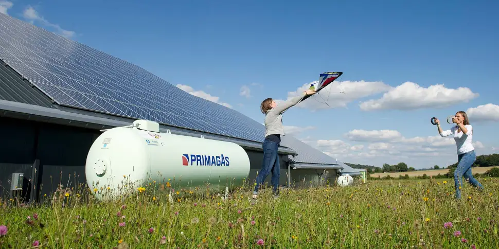 Ob die Lagerung eines Flüssiggastanks auf dem Grundstück infrage kommt, können Immobilienbesitzerinnen und -besitzer auf www.primagas.de/rechner mit dem „VoraussetzungsCheck“ kostenlos prüfen. (Bild: PRIMAGAS)