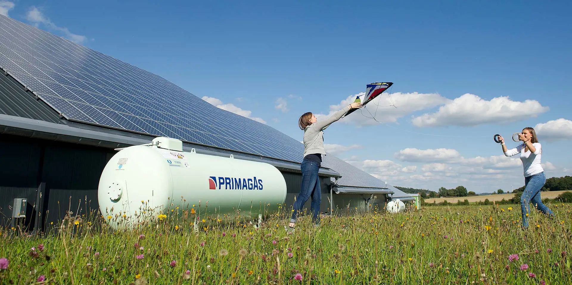 Ob die Lagerung eines Flüssiggastanks auf dem Grundstück infrage kommt, können Immobilienbesitzerinnen und -besitzer auf www.primagas.de/rechner mit dem „VoraussetzungsCheck“ kostenlos prüfen. (Bild: PRIMAGAS)