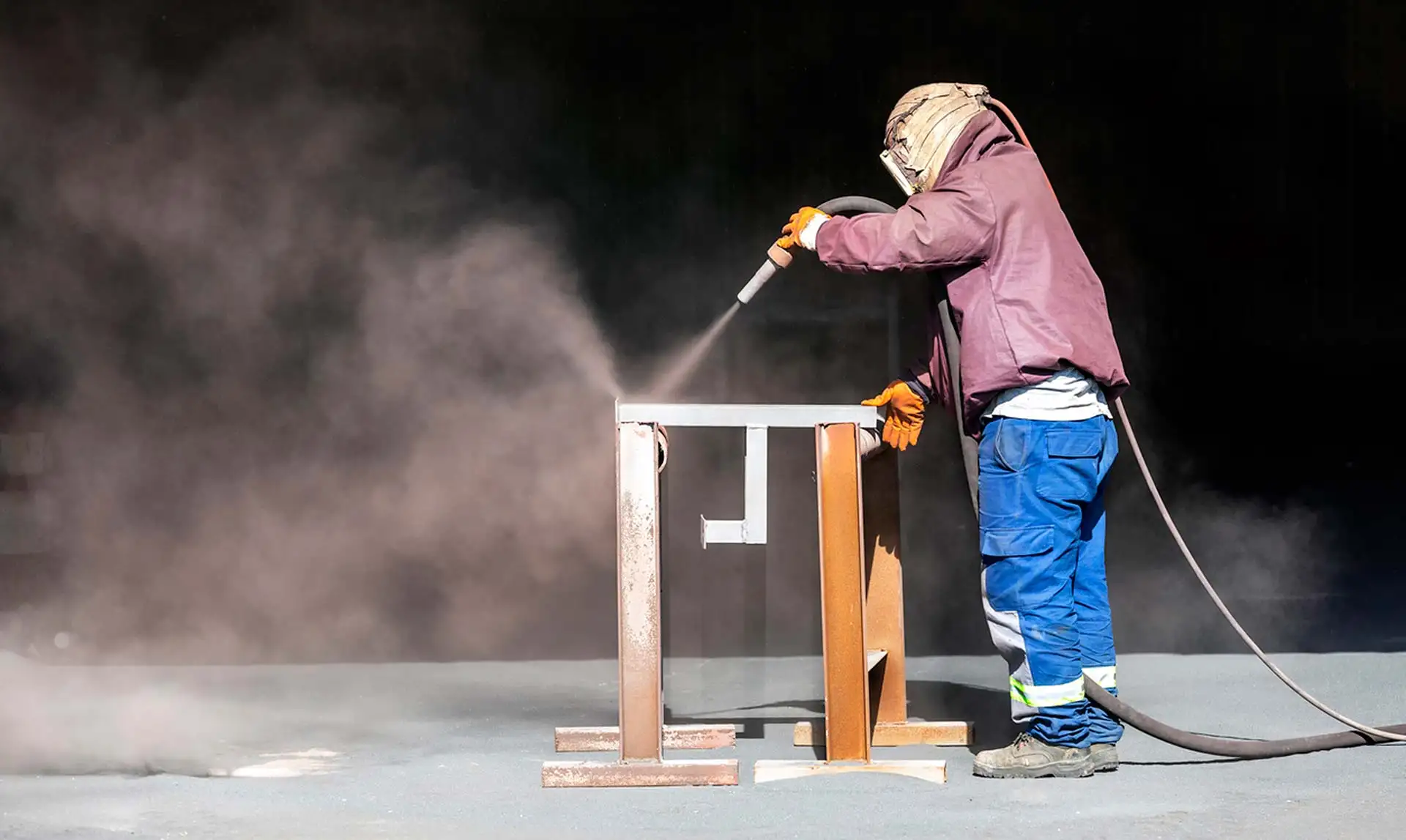 Die Vorteile einer Sandstrahlkabine und ihre richtige Auswahl. Foto: Funtay / iStock.com