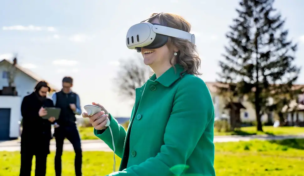 Eine Kundin beim Test des Haas Hauskonfigurators mit VR-Brille. Foto: Haas Fertigbau GmbH / Kaleb Öhring, 2025