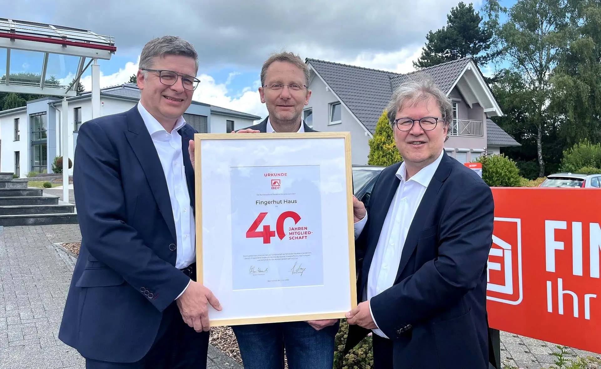 Lange, Holger Linke und Achim Hannott (von links nach rechts) bei der Urkundenübergabe am Firmenstandort von Fingerhut Haus in Neunkhausen im Westerwald. Foto: BDF