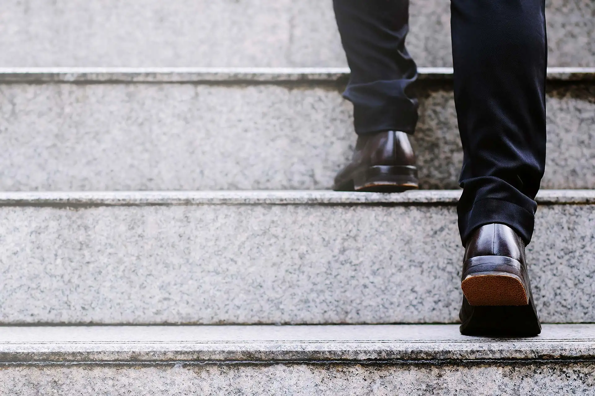 Ein Fehltritt mit Folgen: Rutschige Treppen und Bodenbeläge können zu Unfällen führen. Eine spezielle Behandlung macht die Oberflächen sicherer. Foto: DJD / Supergrip Antirutsch / methaphum - stock.adobe.com