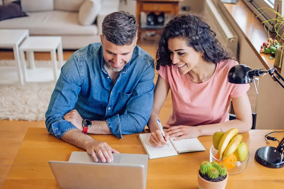 Wer Ratgeber und Online-Infos nutzt, um sich für einen geplanten Hausbau schlauzumachen, sollte auf unabhängige und verbraucherfreundliche Informationsquellen achten. Foto: DJD / Bauherren-Schutzbund / Getty Images / RgStudio