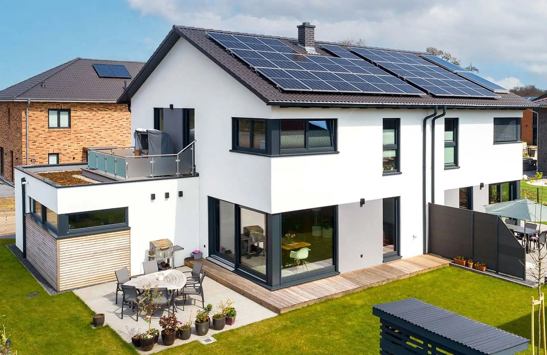 Doppelhäuser ermöglichen die effiziente Nutzung von Grundstück und Bauressourcen – und schaffen modernen Wohnraum mit echtem Preisvorteil. Foto: BDF / Meisterstück-Haus