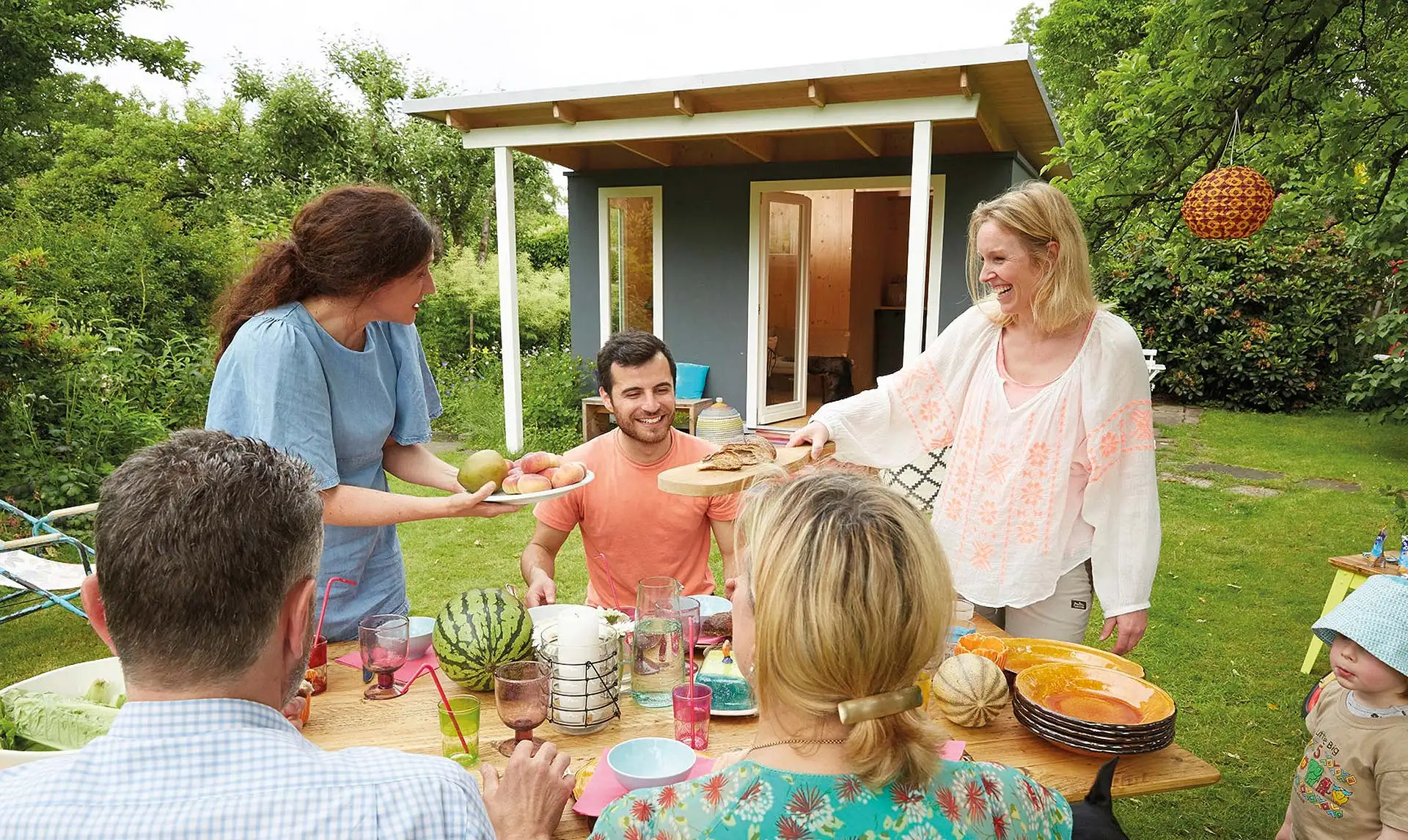 Tafelfreuden mit kurzen Wegen: Ein Gartenhaus bietet viel Platz für Geschirr und Co Bild Nr. 6716, Quelle: Kristin Schnell
