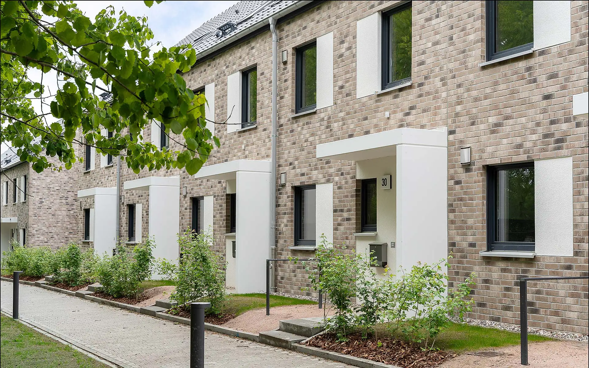Wer sich trotz gestiegener Baukosten ein Eigenheim wünscht, sollte über ein Reihenhaus nachdenken. Im Vergleich zu freistehenden Immobilien sind die Kosten meist deutlich niedriger. Foto: Dornieden Gruppe / txn