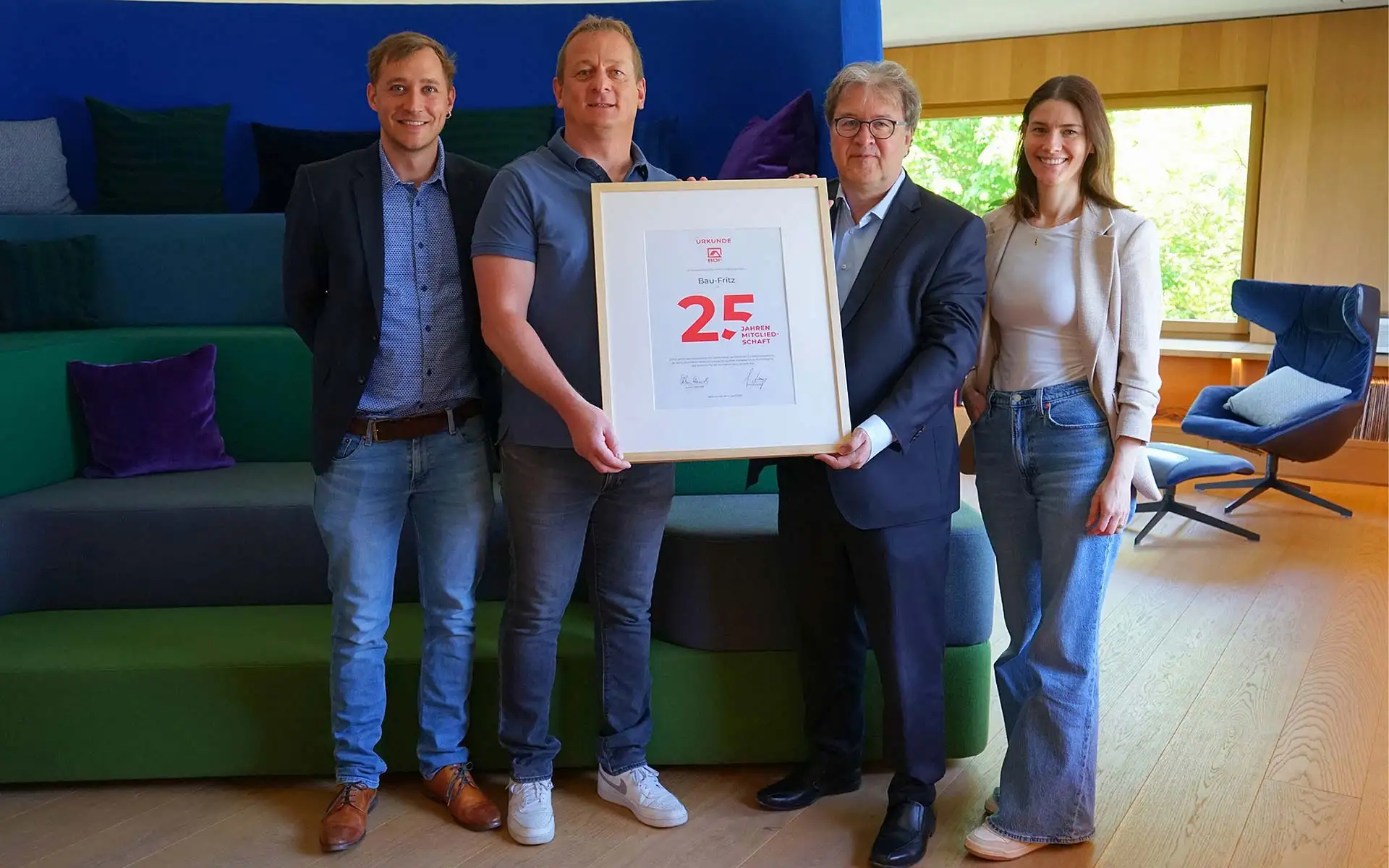 BDF-Geschäftsführer Achim Hannott (2.v.r.) und BDF-Referent für PR und Events, Robin Semmler (l.), überreichten Christian Endriß (2.v.l.), Prokurist sowie Leiter kfm. Auftragsabwicklung & Finanzen bei Baufritz, und der Baufritz-Marketingleiterin Julia Albrecht (r.) jetzt eine Jubiläumsurkunde. Foto: BDF / Baufritz / Wolf Jaiser