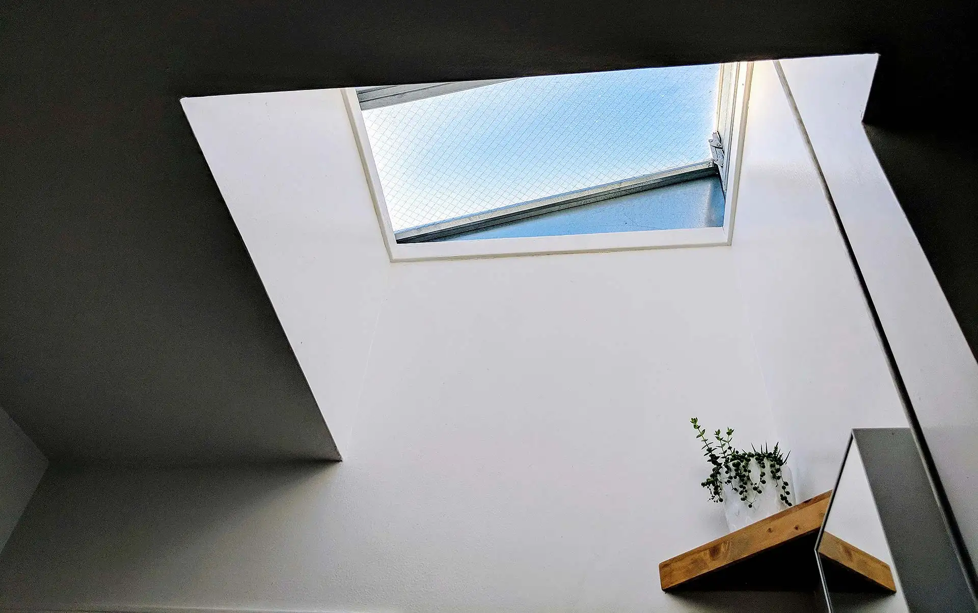 Wichtige Aspekte bei Dachschrägen: Funktionalität und Ästhetik vereint. Foto: Layton Diament / Unsplash.com