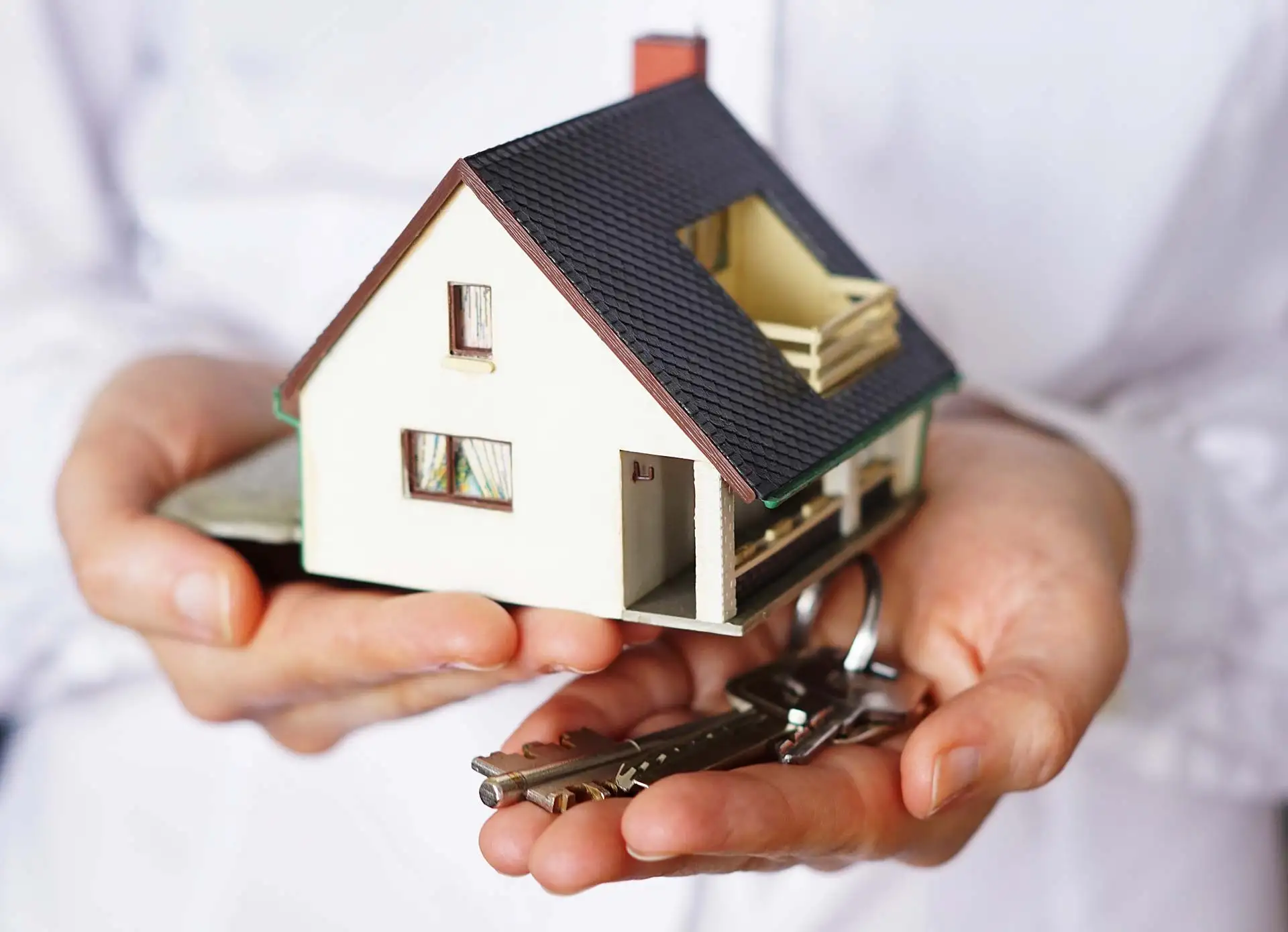 Nachhaltig bauen, sicher wohnen: So können moderne Fertighäuser richtig versichert werden. Foto: wirestock / FreePik