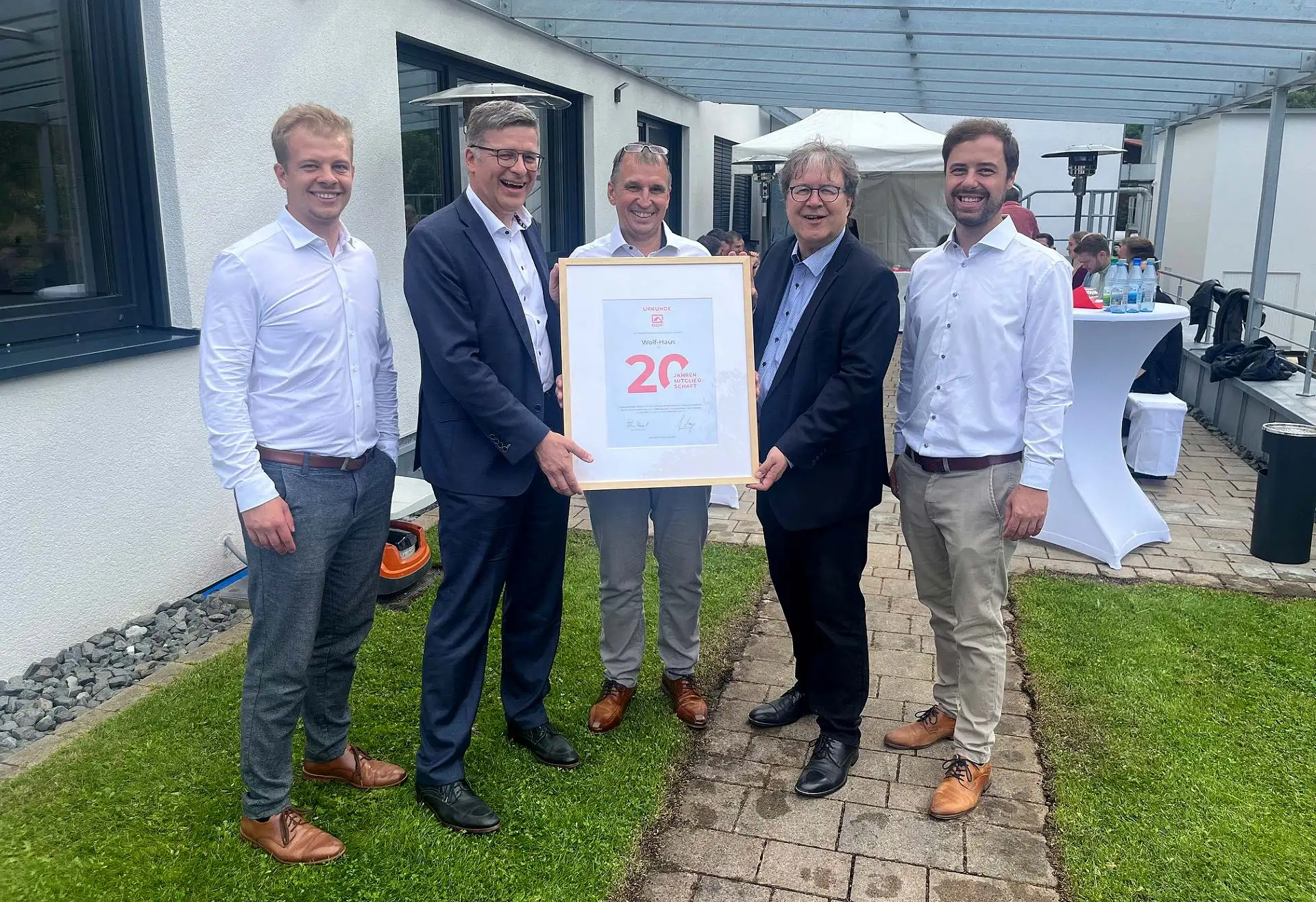 Jonas Wolf, Georg Lange, Bernhard Wolf, Achim Hannott und Julian Wolf bei der Urkundenübergabe. Foto: BDF