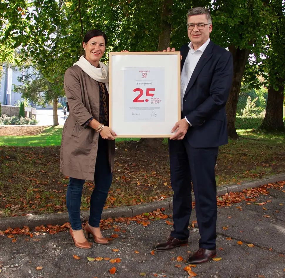 BDF-Geschäftsführer Georg Lange (r.) überreichte die Jubiläumsurkunde an die Holzbau Bayern-Geschäftsführerin Barbara Fuchs (l.). Foto: BDF/Holzbau Bayern