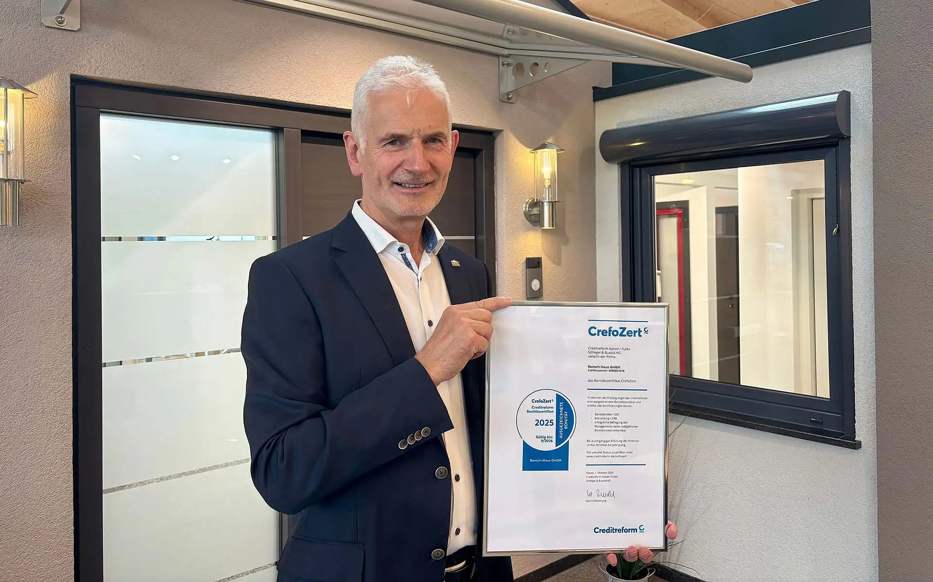 RENSCH-HAUS erneut mit dem CrefoZert für ausgezeichnete Bonität ausgezeichnet. Martin Rensch präsentiert die Urkunde. Foto: RENSCH-HAUS