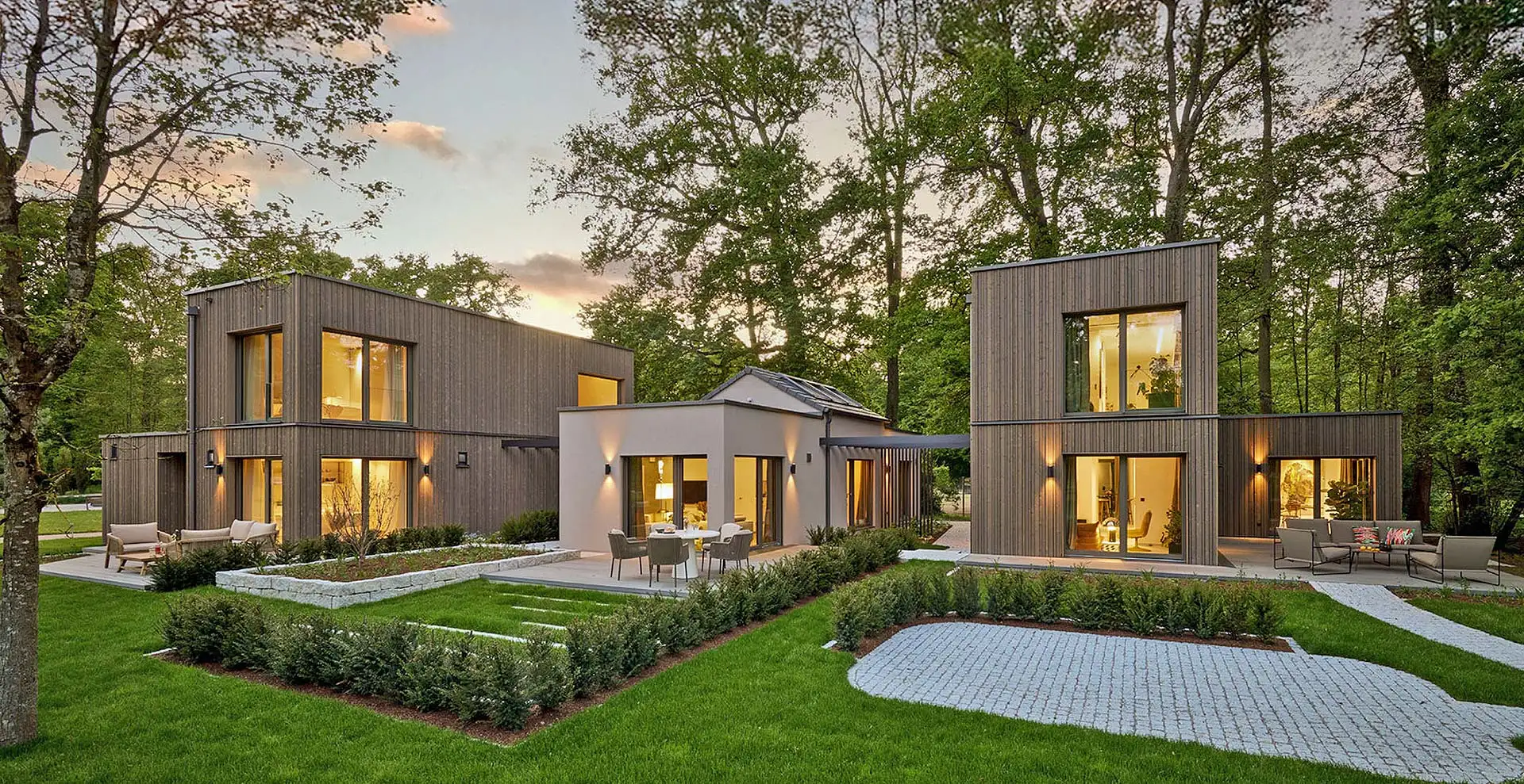 Kleine Fertighäuser überzeugen mit klarer Architektur, effizienter Bauweise und einer ansprechenden Optik. Foto: BDF / Weber Haus