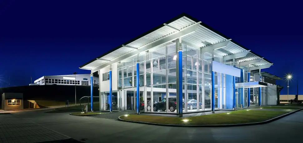Architektonische Beleuchtung: Ein Leitfaden zur Inszenierung von Gebäudefassaden bei Nacht. Foto: dejankrsmanovic / iStock.com