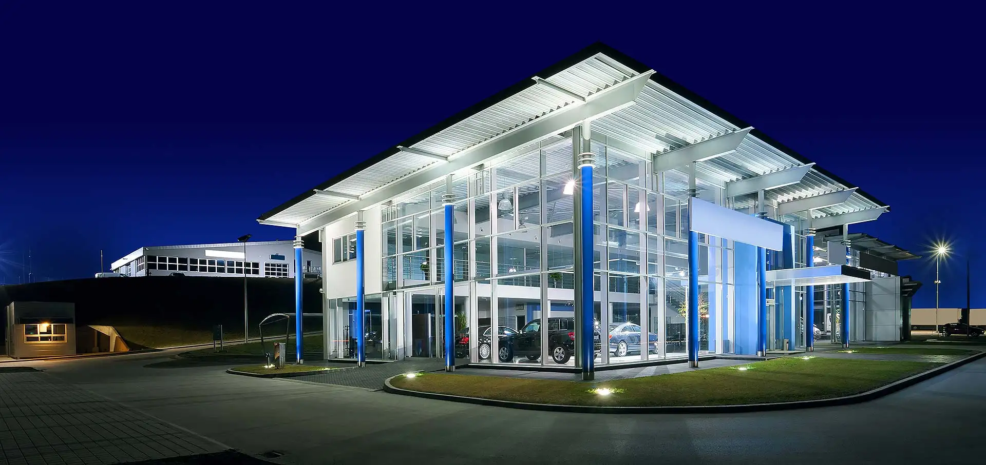 Architektonische Beleuchtung: Ein Leitfaden zur Inszenierung von Gebäudefassaden bei Nacht. Foto: dejankrsmanovic / iStock.com