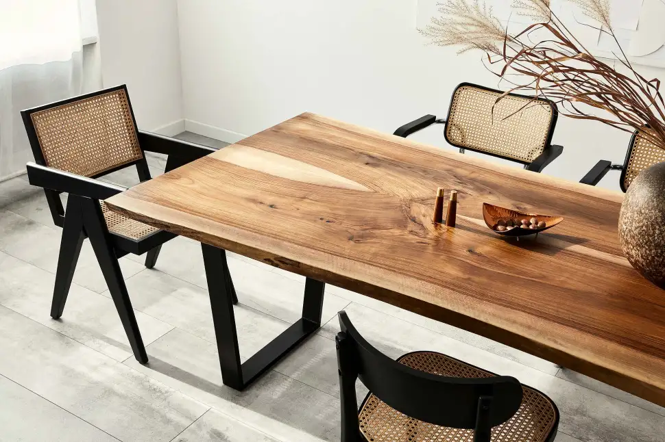 Maßgefertigte Massivholzmöbel für ein modernes Wohnerlebnis. Foto: FollowTheFlow / iStock.com