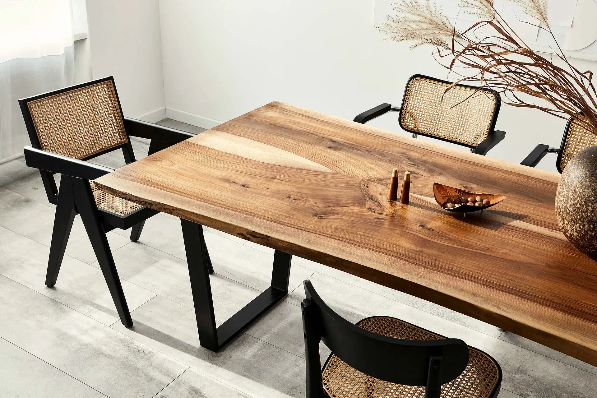 Maßgefertigte Massivholzmöbel für ein modernes Wohnerlebnis. Foto: FollowTheFlow / iStock.com