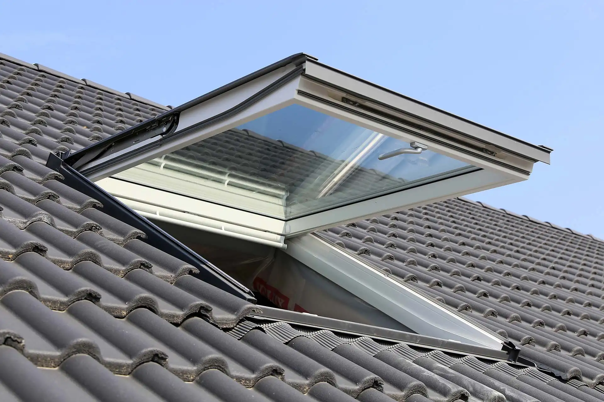 Zukunftsweisende Fertighaus-Designs: Die Rolle von Dachfenstern in nachhaltigen Konzepten. Foto: U. J. Alexander / iStock.com