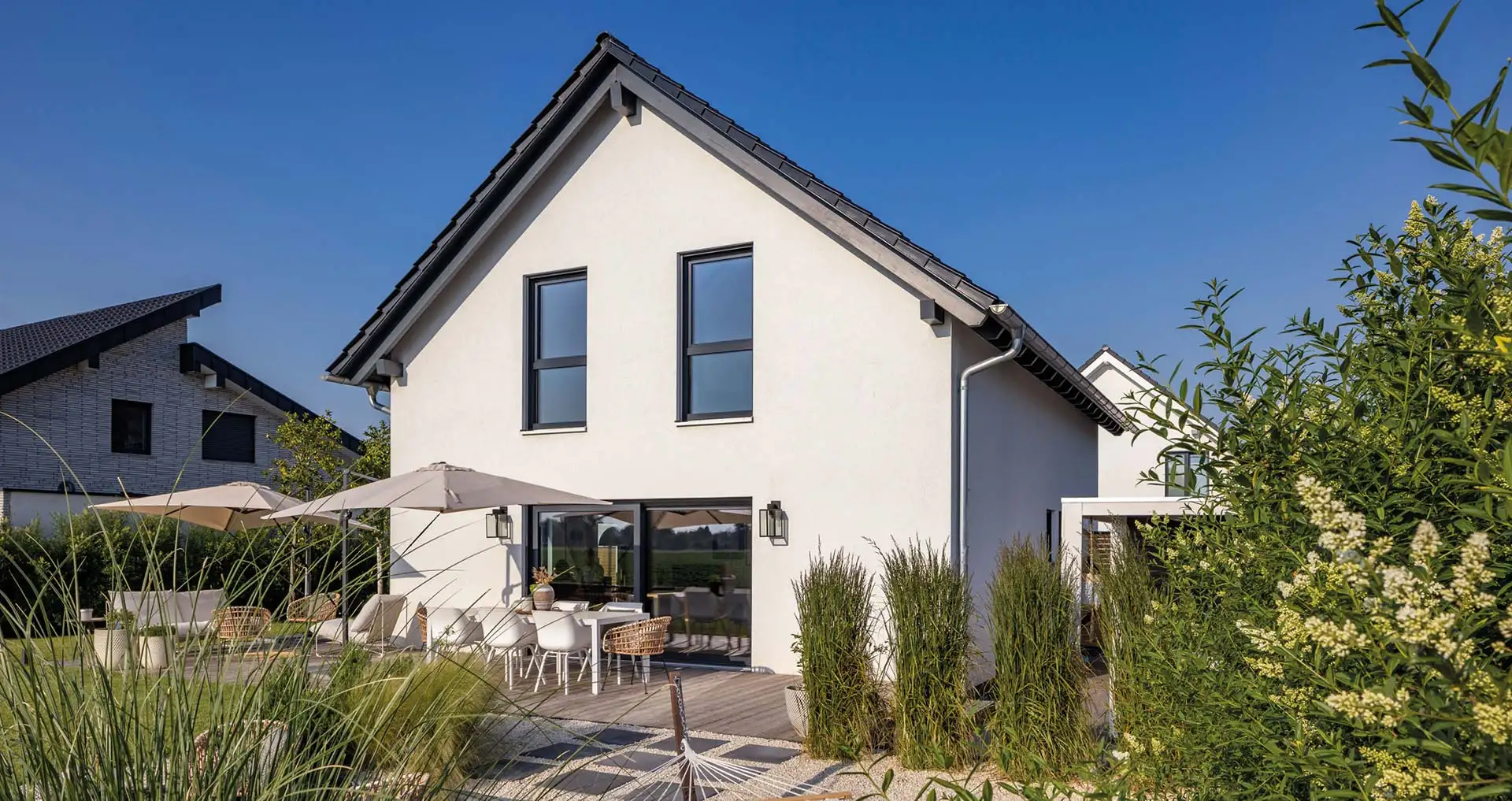 Mit dem nachwachsenden Rohstoff Holz aus nachhaltiger Forstwirtschaft und energieeffizienter Bauweise stehen Fertighäuser für zukunftsfähiges Wohnen. Foto: BDF / Fingerhaus