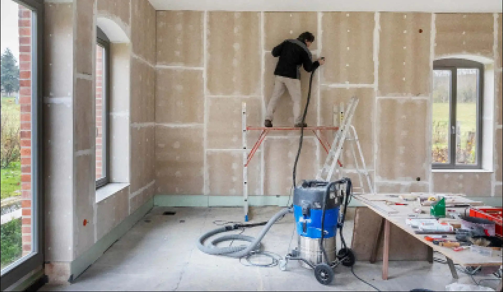 Ist eine Außendämmung nicht möglich, schafft die Innendämmung neue Möglichkeiten. Sie verbessert den Wärmeschutz und lässt sich flexibel in einzelnen Räumen umsetzen. txn-Foto: vzbv / AdobeStock_@Ingo Bartussek