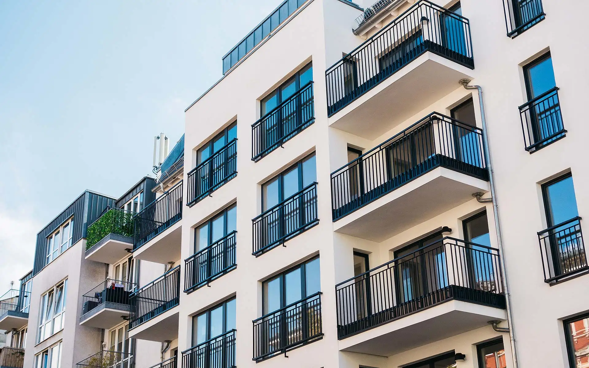 Effiziente Verwaltung von Mehrfamilienhäusern in der Stadt: Moderne Ansätze und bewährte Praktiken. Foto: Terroa / iStock.com