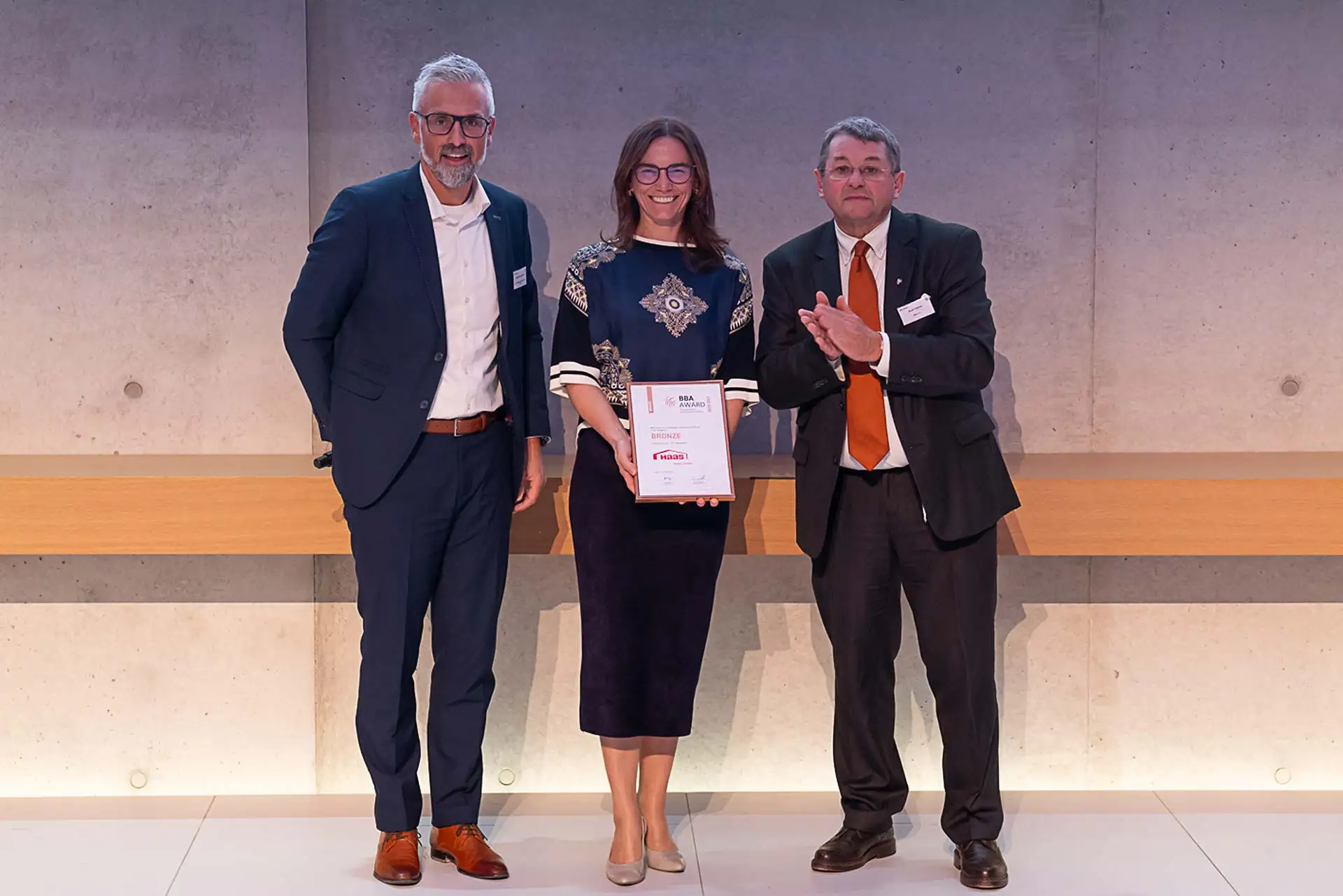 V.l. Daniel Schmidbauer, Mitglied des Leitungsteams der BBA-Jury, Dr. Tanja Haas-Lensing, geschäftsführende Gesellschafterin der Haas Group, Rudi Fellner, Präsident der Best Business Association bei der Übergabe des Bronze-Siegels auf der Preisgala in Oberösterreich, Gurten. Foto: Evelyn Pirklbauer