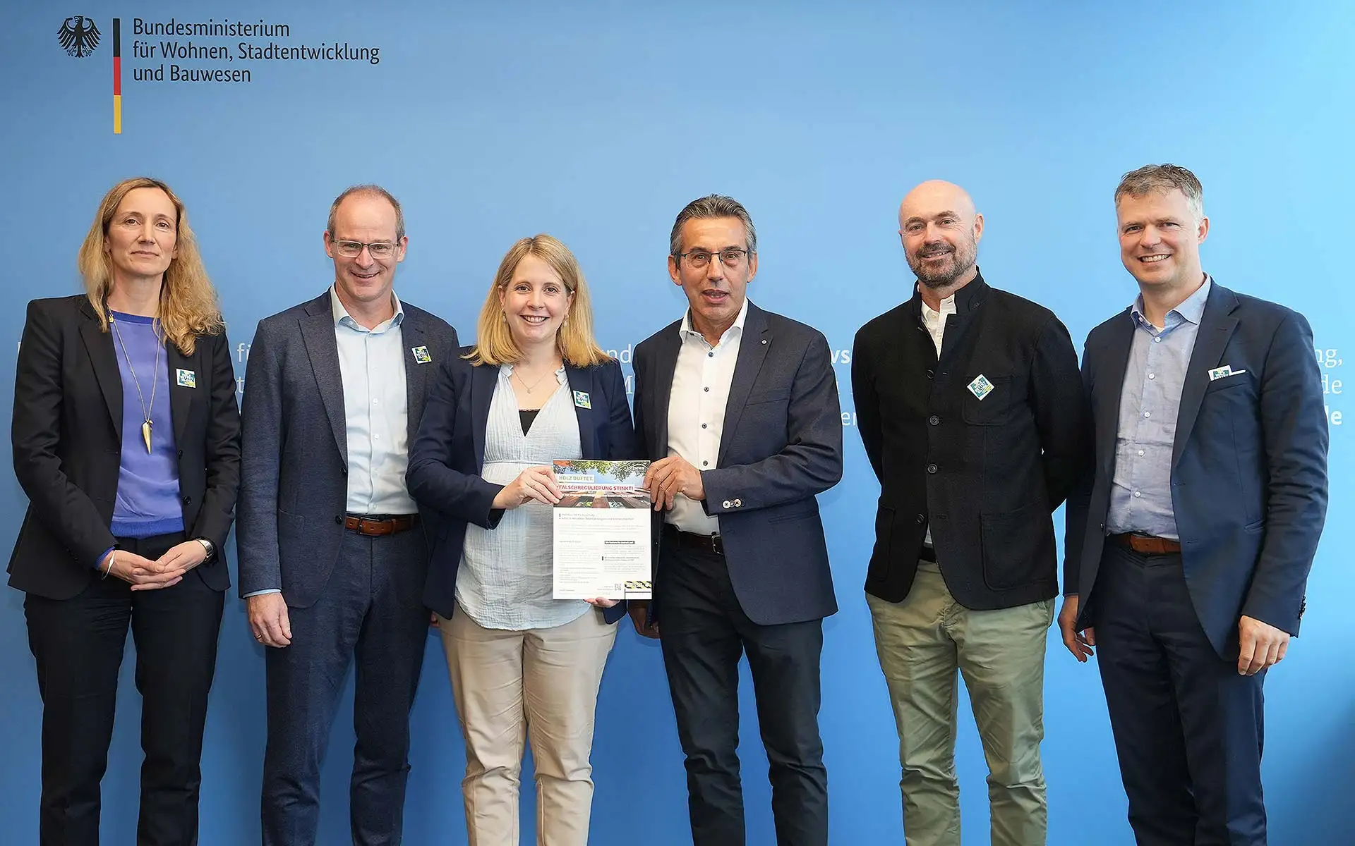 Am Gespr&auml;ch mit Bundesbauministerin Verena Hubertz (3. von links) nahmen teil: (von rechts nach links) Denny Ohnesorge (DHWR und Hauptverband der Deutschen Holzindustrie), J&ouml;rn Kimmich (DHWR und Deutsche S&auml;ge- und Holzindustrie Bundesverband), Erwin Taglieber (DHWR, Deutscher Holzfertigbau-Verband und Holzbau Deutschland), Mathias Sch&auml;fer (Bundesverband Deutscher Fertigbau) und Alrun Porkert (Bundesministerium f&uuml;r Wohnen, Stadtentwicklung und Bauwesen). Foto: Mareen Klein