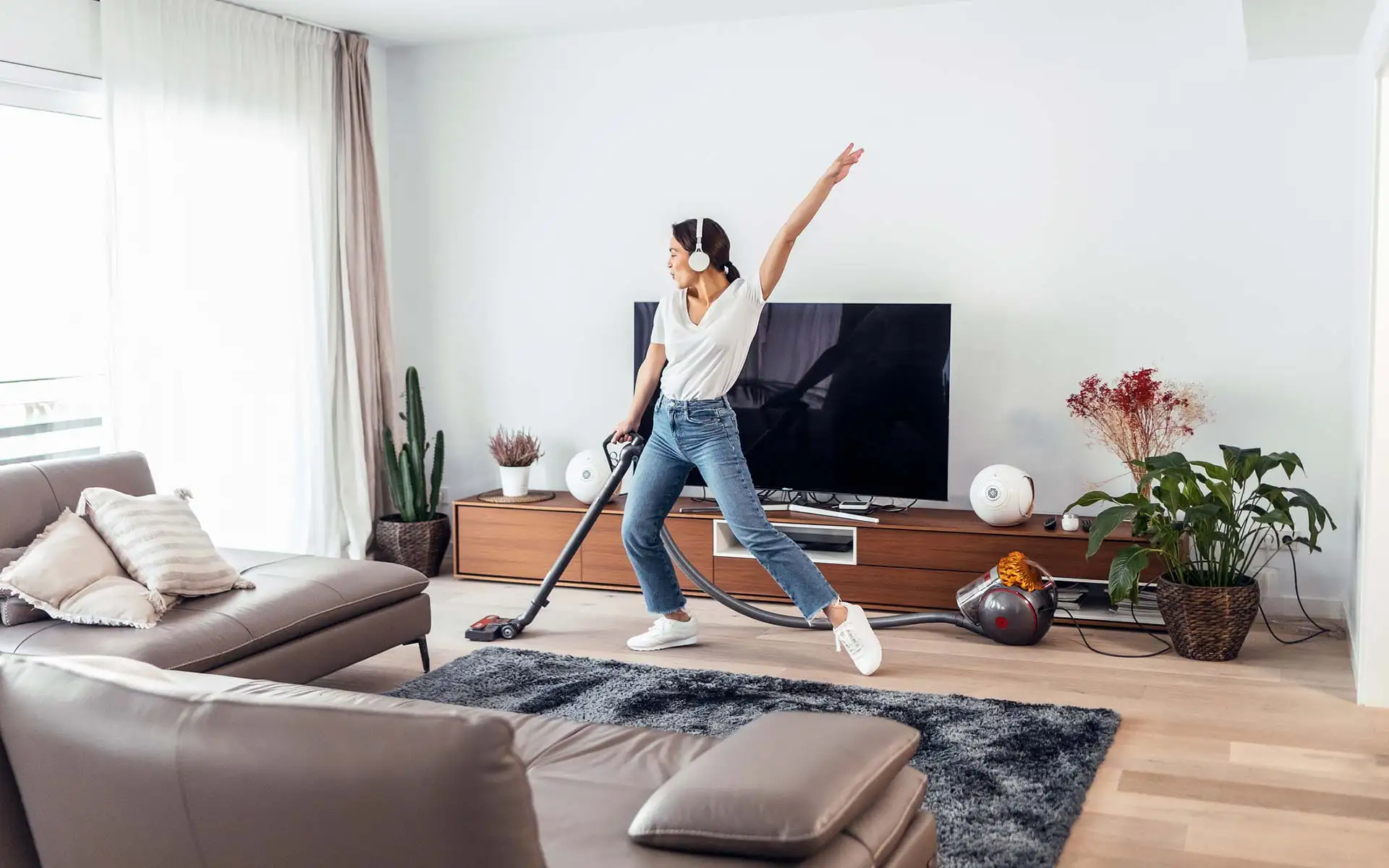 Wie die Reinigung zu Hause sich in die Organisation eines modernen Haushalts einfügt. Foto: nensuria / iStock.com