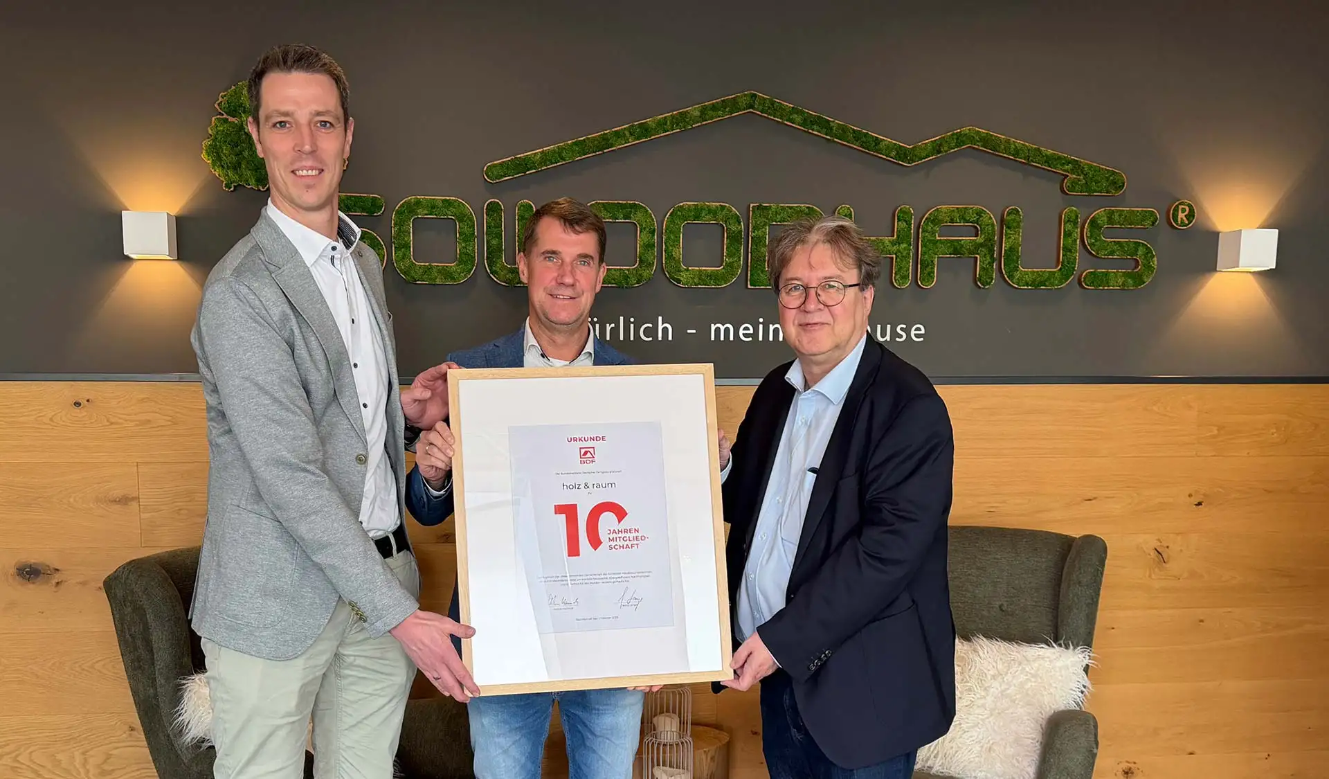 BDF-Geschäftsführer Achim Hannott (r.) überreichte ISOWOODhaus-Geschäftsführer Tim Kirchhoff (m.) und ISOWOODhaus-Prokurist Marco Bölker (l.) eine Urkunde über die zehnjährige Verbandsmitgliedschaft. Foto: BDF / ISOWOODhaus