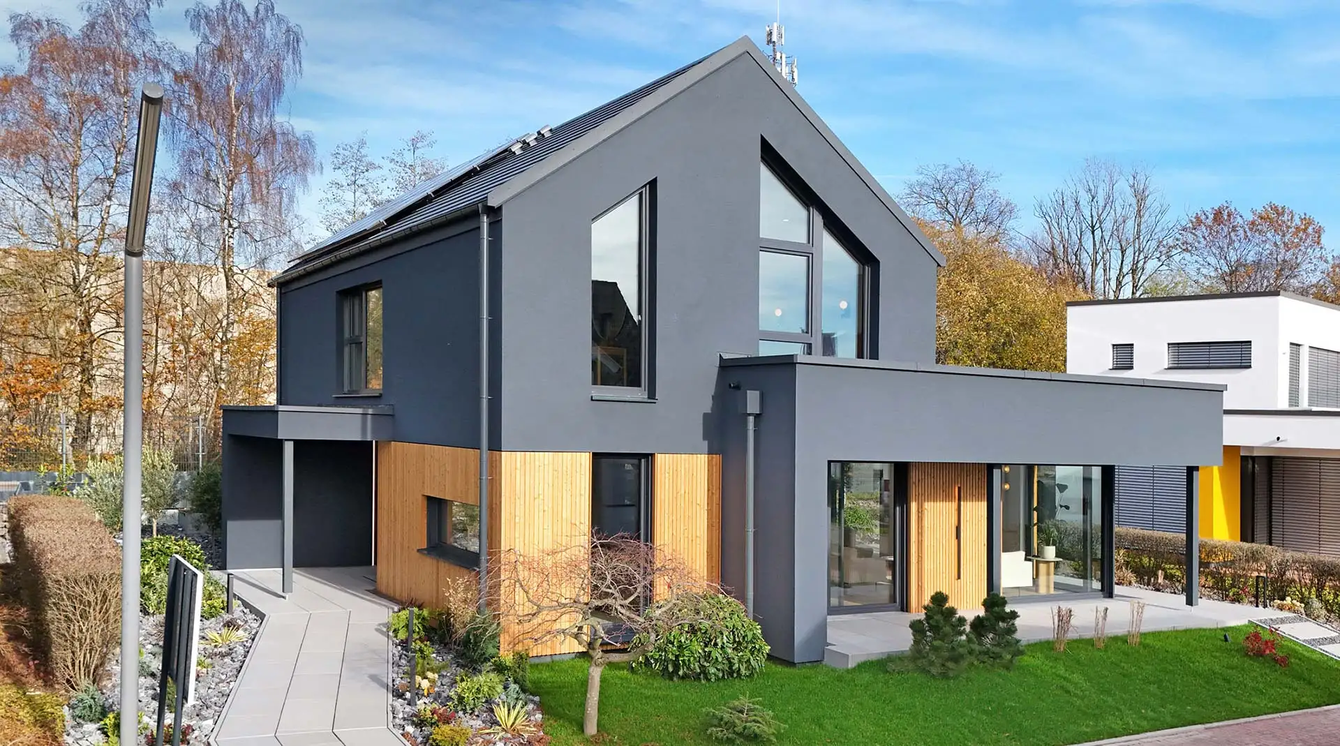 Auf Grundstück 7 der FertighausWelt Wuppertal steht ein schickes neues Beispielhaus des Herstellers Danwood. Foto: BDF / Danwood