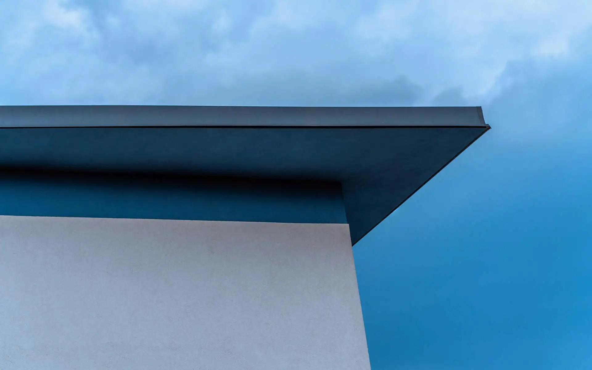 Das Flachdach beim Fertighaus – Worauf Bauherren wirklich achten müssen. Foto: Martin Martz / Unsplash.com