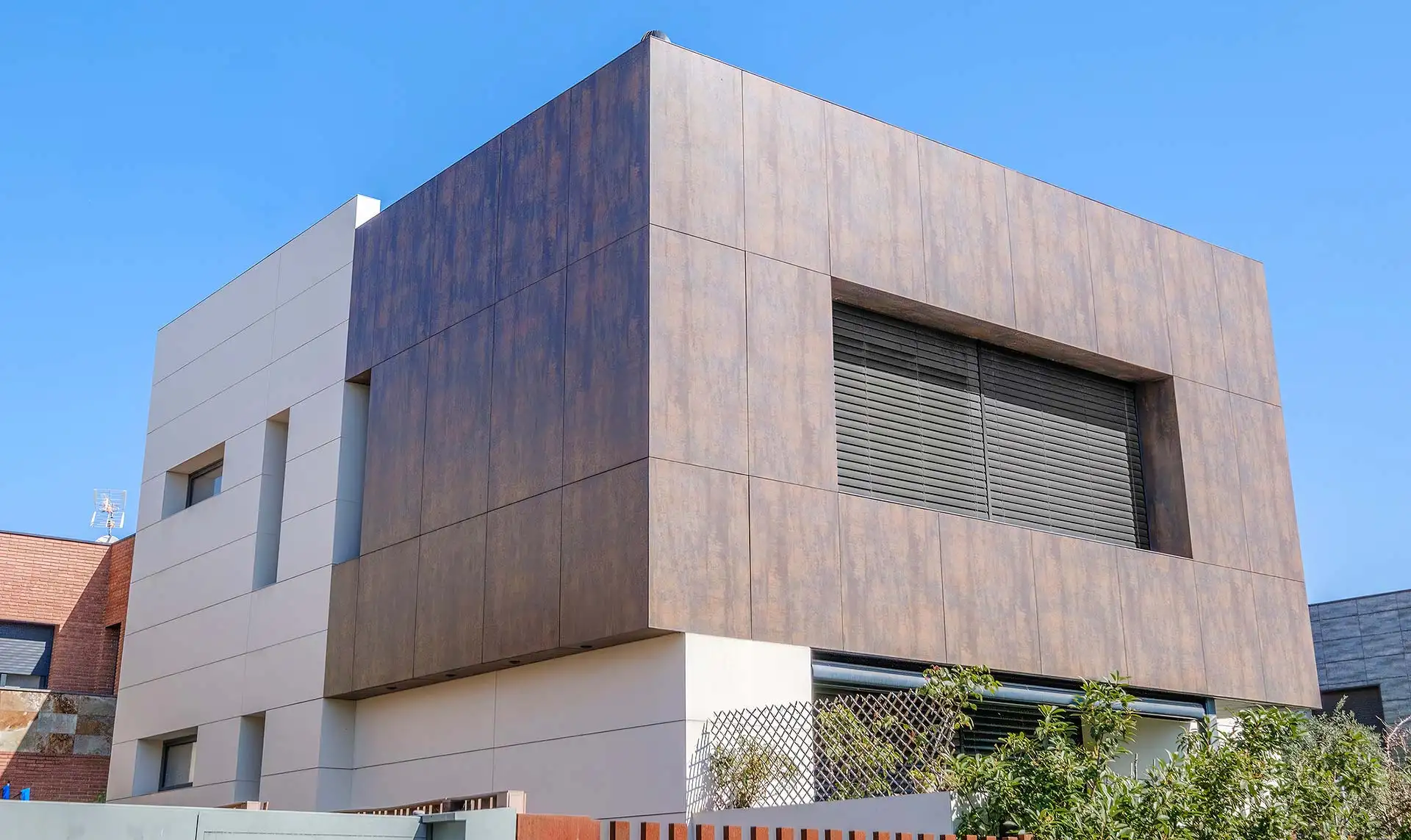 Fassadenverkleidungen für eine attraktive Optik. Foto: Manel Subirats / iStock.com