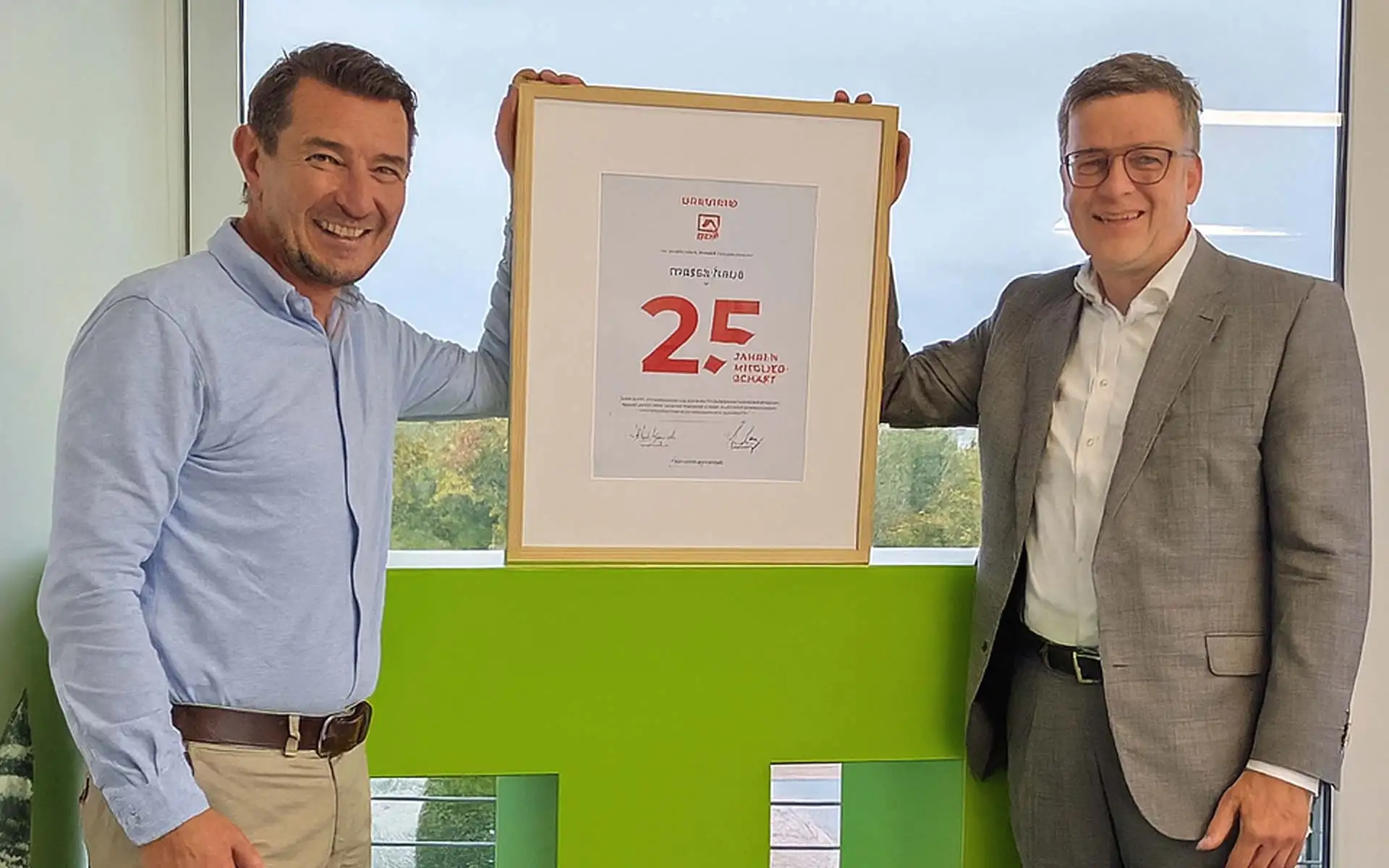 BDF-Geschäftsführer Georg Lange (r.) überreichte jetzt eine Jubiläumsurkunde an massa-Geschäftsführer Sascha Zimmermann (l.). Foto: BDF/massa haus