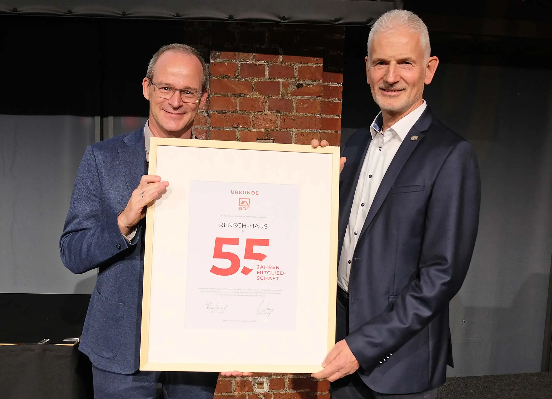 BDF-Pr&auml;sident Mathias Sch&auml;fer (l.) &uuml;berreichte Martin Rensch (r.) die Jubil&auml;umsurkunde f&uuml;r die 55-j&auml;hrige Verbandsmitgliedschaft von RENSCH-HAUS. Foto: BDF